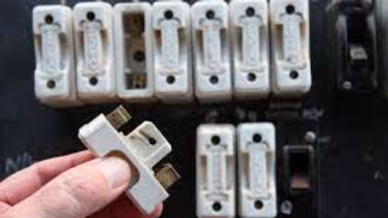 மின் மற்றும் குடிநீர் கட்டணம் ரத்து.. முதல்வராக பதவியேற்றவுடன் அதிரடி அறிவிப்பு..! மின் மற்றும் குடிநீர் கட்டணம் ரத்து.. முதல்வராக பதவியேற்றவுடன் அதிரடி அறிவிப்பு..!