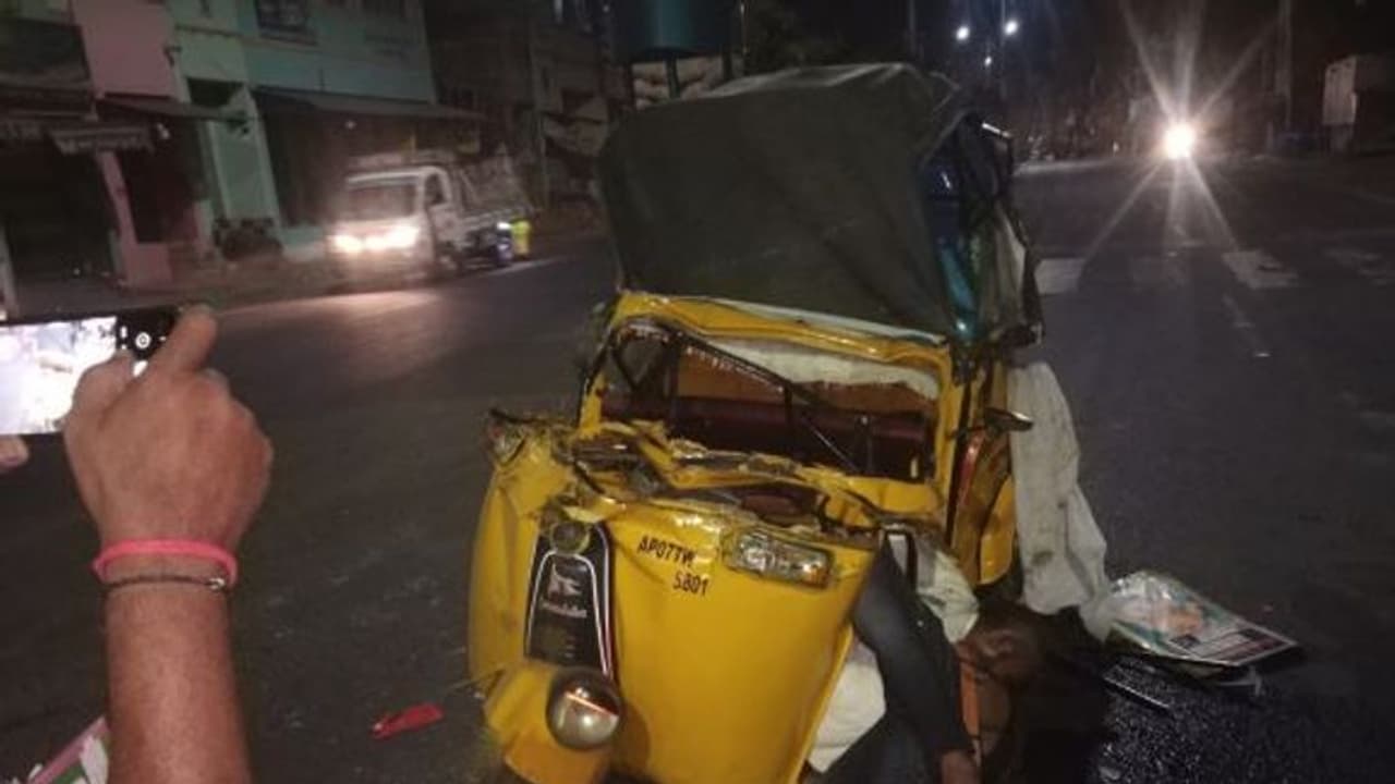 సత్తెనపల్లిలో ఘోర రోడ్డు ప్రమాదం... ముగ్గురు యూపీ కూలీలు మృతి సత్తెనపల్లిలో ఘోర రోడ్డు ప్రమాదం... ముగ్గురు యూపీ కూలీలు మృతి