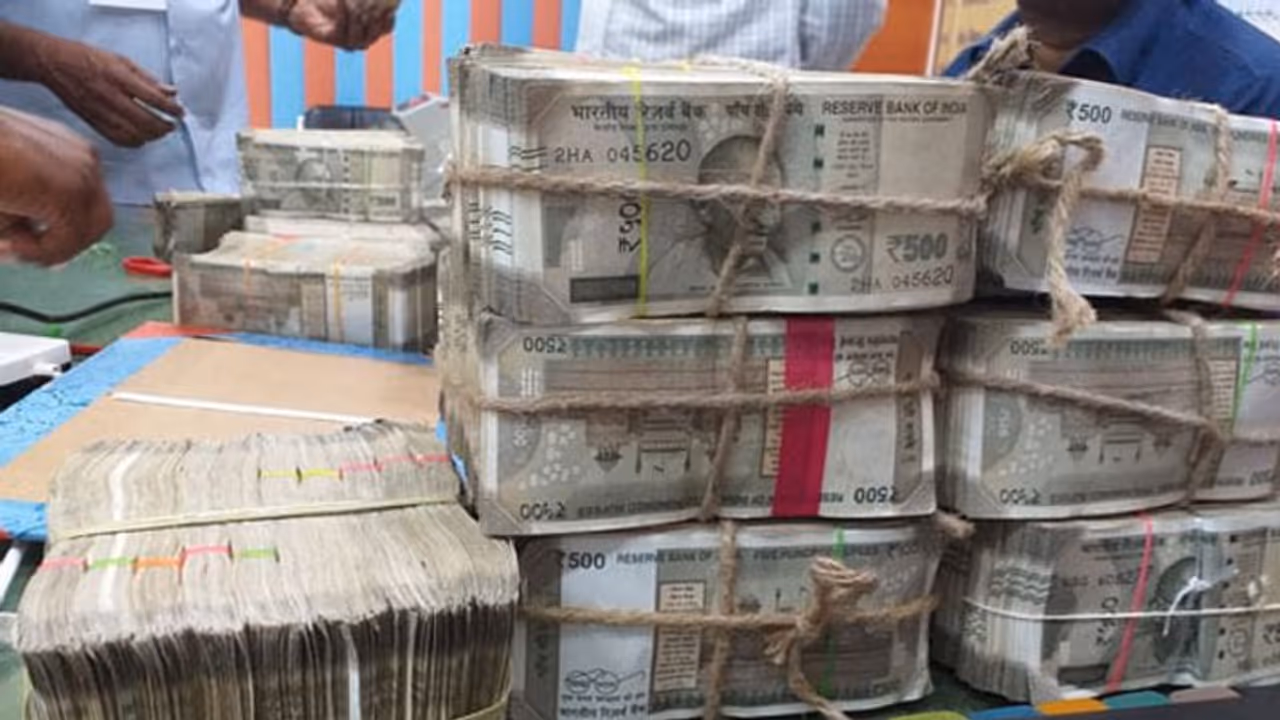 கட்டுக்கட்டாக 500 ரூபாய் நோட்டுகள்... அதிமுக வேட்பாளர் காரில் இருந்து ஒரு கோடி ரூபாய் பறிமுதல்.. 4 பேர் கைது. கட்டுக்கட்டாக 500 ரூபாய் நோட்டுகள்... அதிமுக வேட்பாளர் காரில் இருந்து ஒரு கோடி ரூபாய் பறிமுதல்.. 4 பேர் கைது.