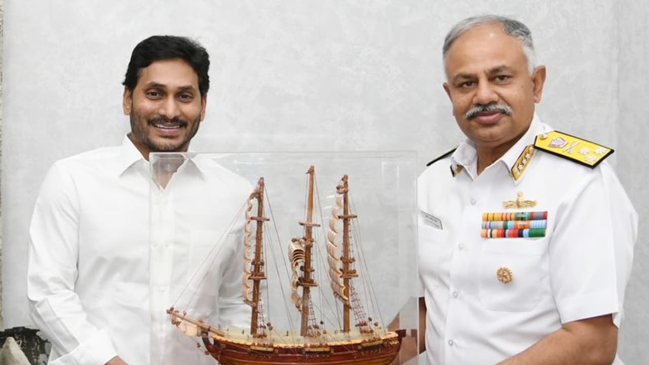 సీఎం జగన్ తో తూర్పు నావికాదళం ప్లాగ్‌ ఆఫీసర్‌ కమాండింగ్‌ ఇన్‌ చీఫ్ భేటీ