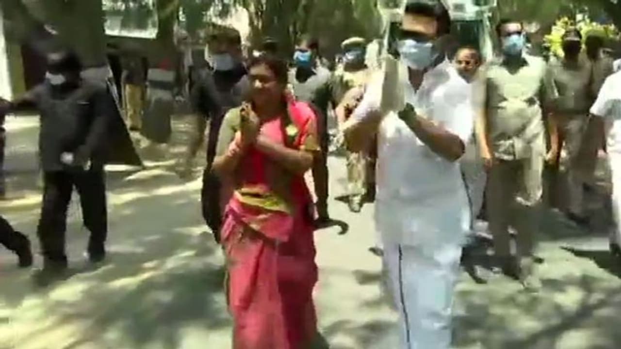 Tamil Nadu Election: 2011 से सत्ता से बाहर DMK कर रही जोरआजमाइश, स्टालिन निकलने जनसंपर्क पर Tamil Nadu Election: 2011 से सत्ता से बाहर DMK कर रही जोरआजमाइश, स्टालिन निकलने जनसंपर्क पर