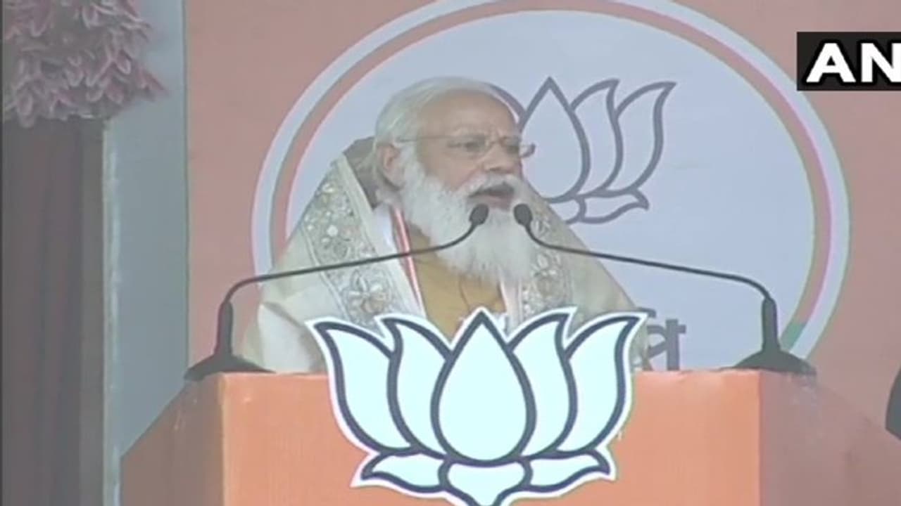 'ಬಂಗಾಳದಲ್ಲಿ ಯಾರೂ ಹೊರಗಿನವರಲ್ಲ, ಬಿಜೆಪಿ ಗೆದ್ದರೆ ಮಣ್ಣಿನ ಮಗನೇ ಸಿಎಂ' 'ಬಂಗಾಳದಲ್ಲಿ ಯಾರೂ ಹೊರಗಿನವರಲ್ಲ, ಬಿಜೆಪಿ ಗೆದ್ದರೆ ಮಣ್ಣಿನ ಮಗನೇ ಸಿಎಂ'