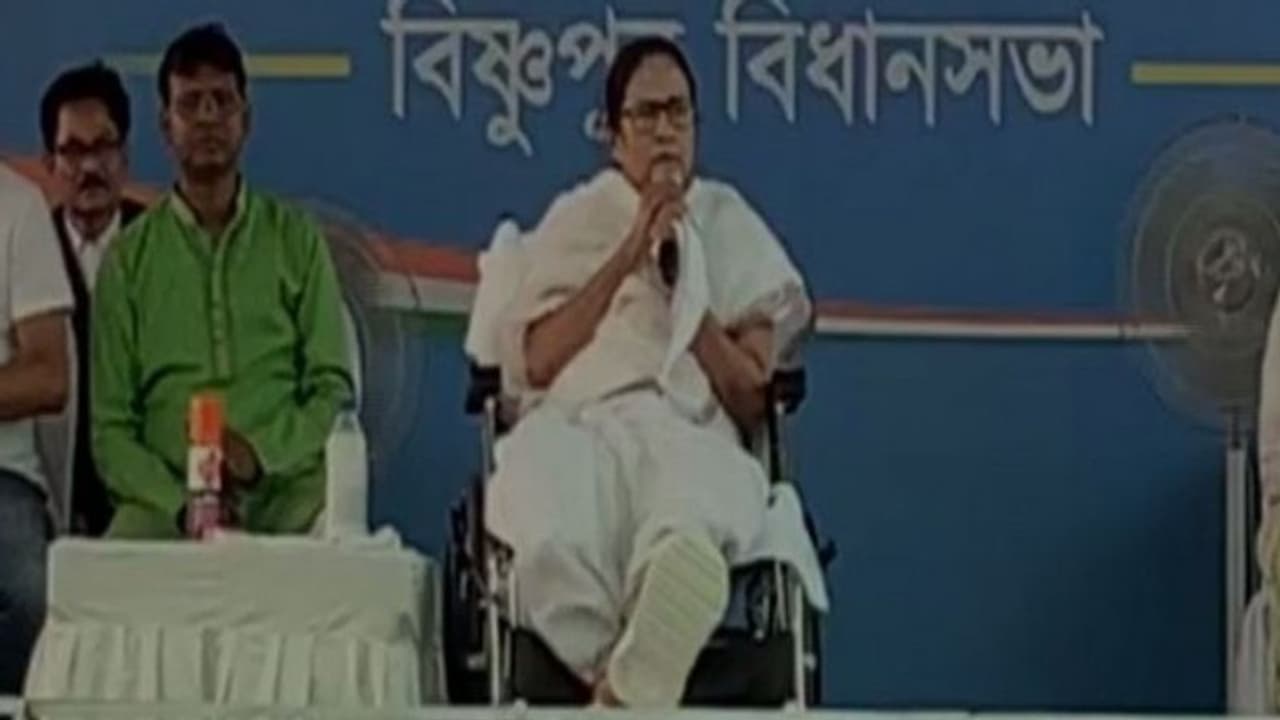 'প্রধানমন্ত্রীর চেয়ারকে আগে সম্মান করতাম কিন্তু...', বিষ্ণুপুরের সভা থেকে মোদীকে তোপ মমতার 'প্রধানমন্ত্রীর চেয়ারকে আগে সম্মান করতাম কিন্তু...', বিষ্ণুপুরের সভা থেকে মোদীকে তোপ মমতার