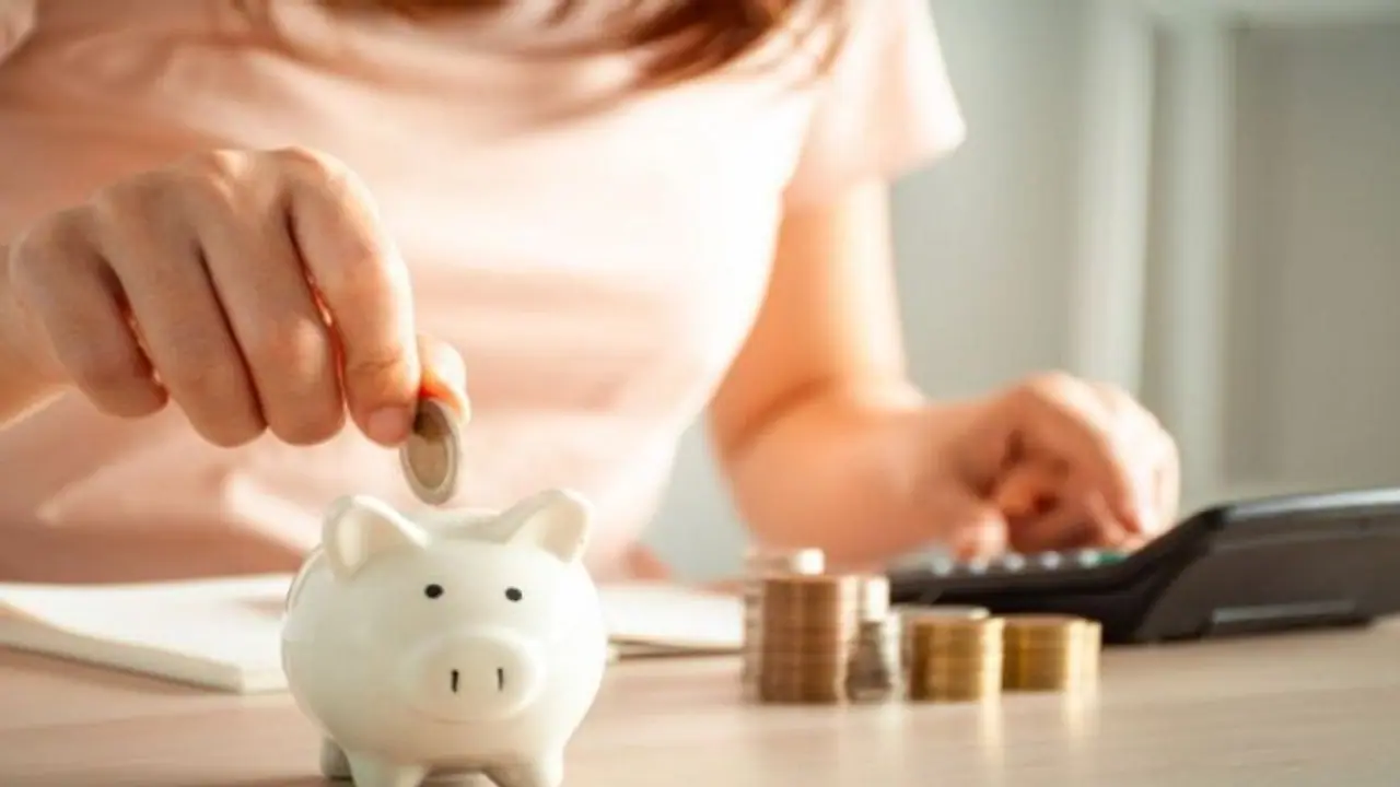 ಜನಸಾಮಾನ್ಯರಿಗೆ ನಿರಾಸೆ; ಉಳಿತಾಯದ ಮೇಲಿನ ಬಡ್ಡಿ ಕಡಿತಗೊಳಿಸಿದ ಕೇಂದ್ರ! ಜನಸಾಮಾನ್ಯರಿಗೆ ನಿರಾಸೆ; ಉಳಿತಾಯದ ಮೇಲಿನ ಬಡ್ಡಿ ಕಡಿತಗೊಳಿಸಿದ ಕೇಂದ್ರ!