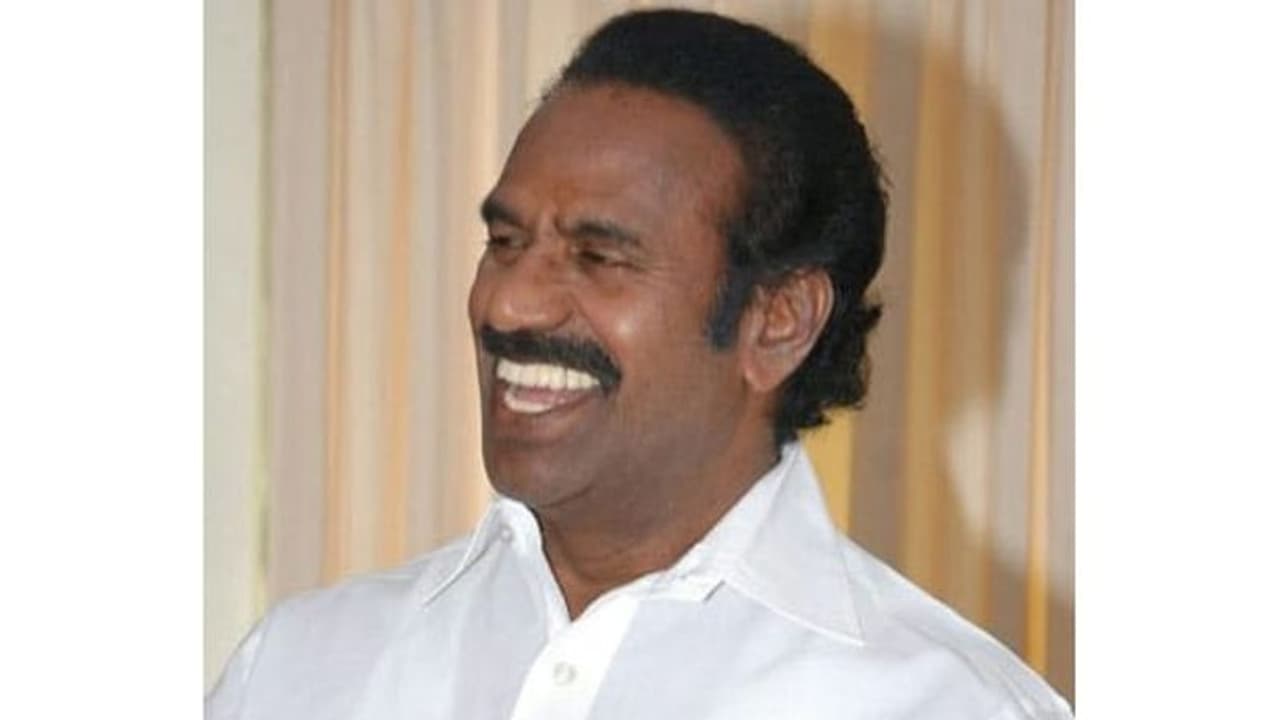 சாலையோர கடையில் டிபன் சாப்பிட்ட அதிமுக கூட்டணி கட்சி வேட்பாளர்.. 234 தொகுதிகளிலும் வெற்றி உறுதி என அதிரடி.