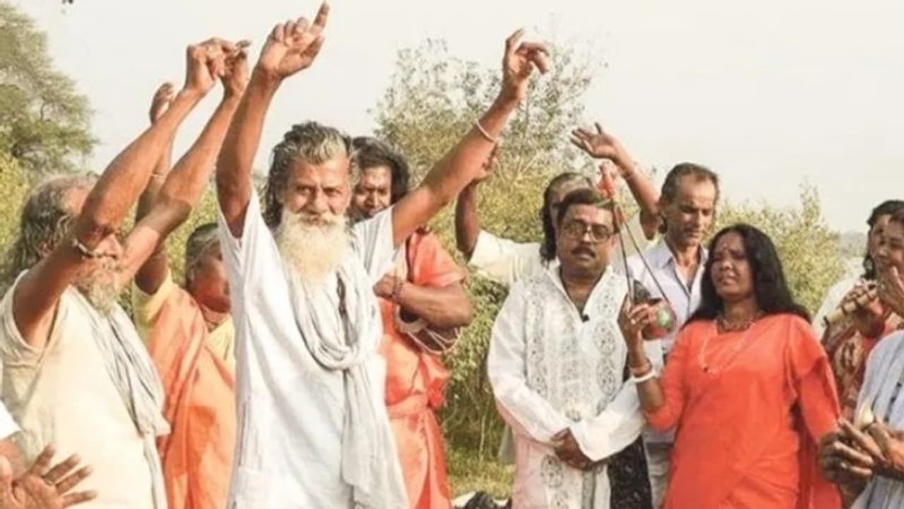 গ্রামের মেঠো সুরেই ভোট প্রচারে জোর, মুর্শিদাবাদে তৃণমূল প্রার্থীর জন্য গান বাঁধছেন কবিয়ালরা গ্রামের মেঠো সুরেই ভোট প্রচারে জোর, মুর্শিদাবাদে তৃণমূল প্রার্থীর জন্য গান বাঁধছেন কবিয়ালরা