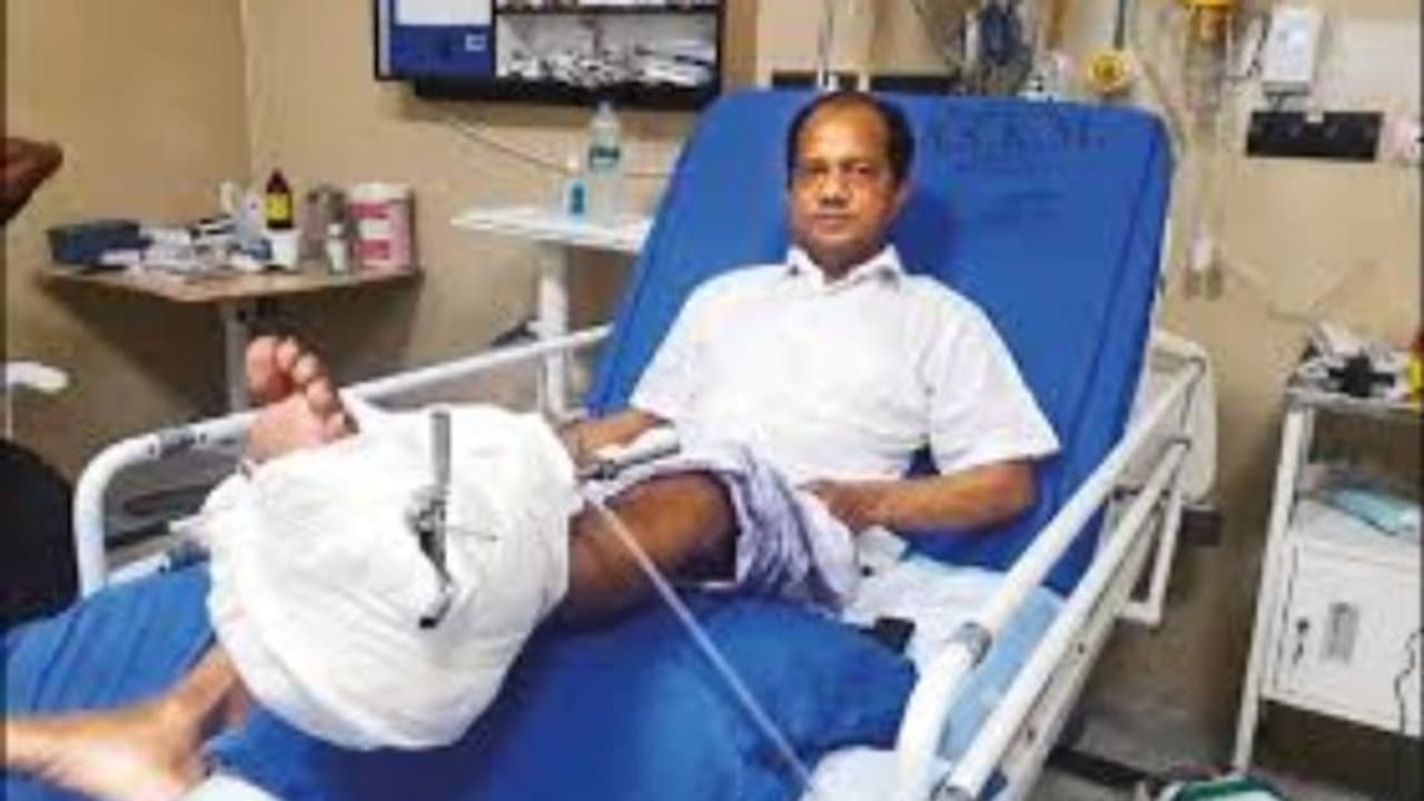 হাসপাতালের বেডে শুয়েই অভিনব প্রচার, জয়ের বিষয়ে আত্মবিশ্বাসী জাকির হোসেন হাসপাতালের বেডে শুয়েই অভিনব প্রচার, জয়ের বিষয়ে আত্মবিশ্বাসী জাকির হোসেন