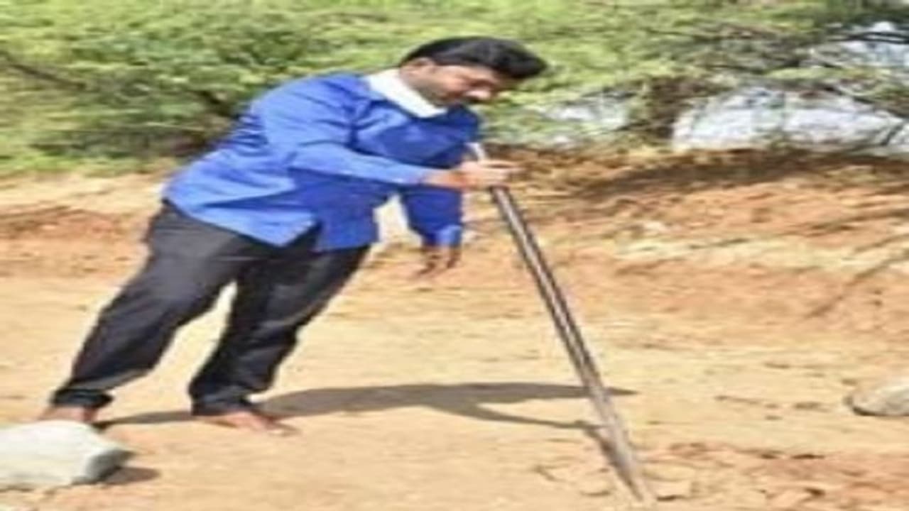 చెప్పుల్లేకుండా మండుటెండలో కలెక్టర్ మట్టి పని