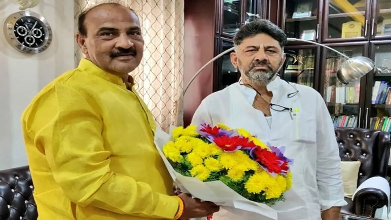 ಡಿಕೆಶಿ ಜತೆ ಮಾತುಕತೆ ನಡೆಸಿದ್ದ ಮಾಜಿ ಶಾಸಕ ದಿಢೀರ್ ಜೆಡಿಎಸ್ ಸೇರ್ಪಡೆ ! ಡಿಕೆಶಿ ಜತೆ ಮಾತುಕತೆ ನಡೆಸಿದ್ದ ಮಾಜಿ ಶಾಸಕ ದಿಢೀರ್ ಜೆಡಿಎಸ್ ಸೇರ್ಪಡೆ !