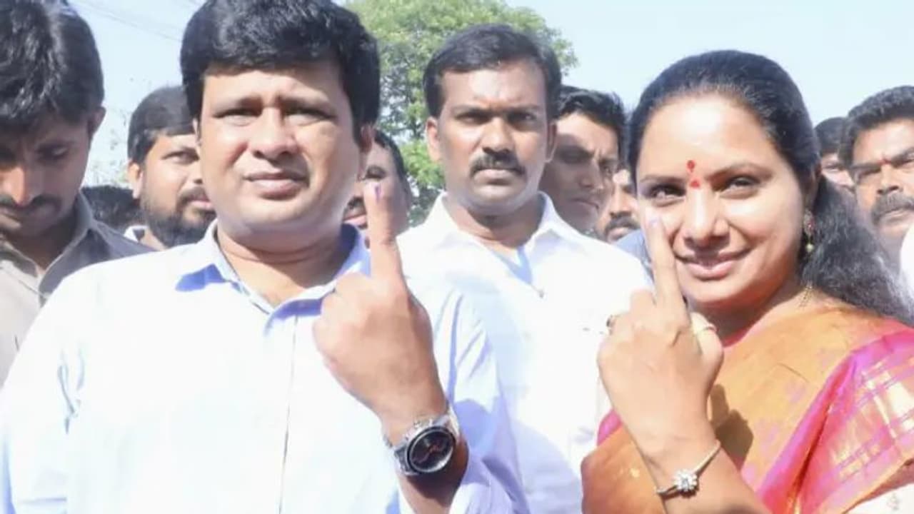 ఎమ్మెల్సీ కల్వకుంట్ల కవిత భర్తకు కరోనా: ఆఫీస్ మూసేశాం, ఎవరూ రావొద్దంటూ ట్వీట్ ఎమ్మెల్సీ కల్వకుంట్ల కవిత భర్తకు కరోనా: ఆఫీస్ మూసేశాం, ఎవరూ రావొద్దంటూ ట్వీట్