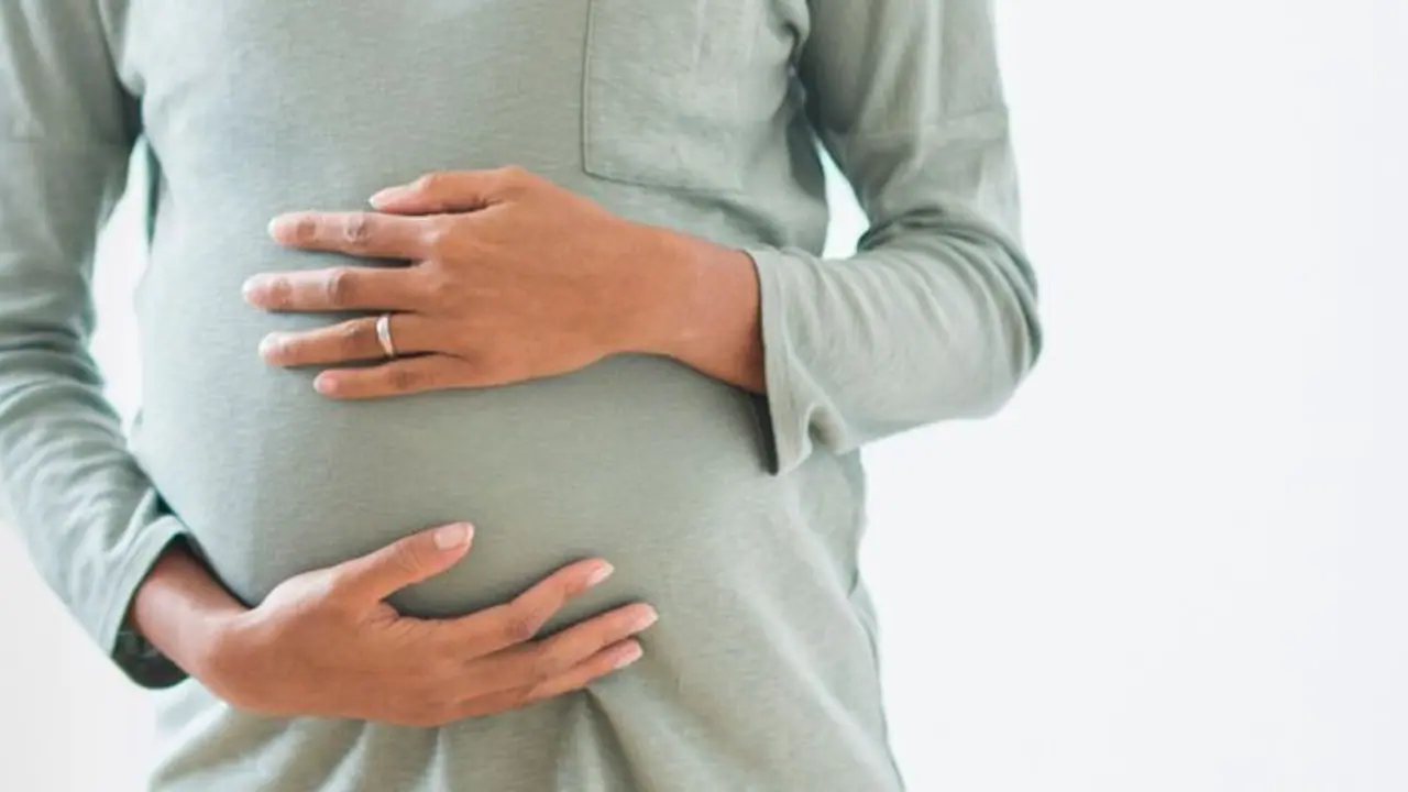 భర్త కోసం పోలీస్ స్టేషన్ ముందు నిండు గర్భిణీ ధర్నా.. ! భర్త కోసం పోలీస్ స్టేషన్ ముందు నిండు గర్భిణీ ధర్నా.. !