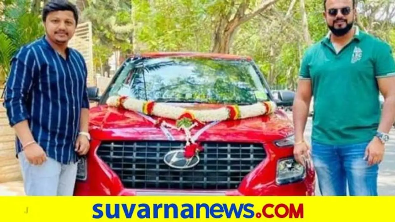 ನಿರ್ದೇಶಕ ಮಹೇಶ್ ಕುಮಾರ್ಗೆ ದುಬಾರಿ ಕಾರು ಗಿಫ್ಟ್ ಕೊಟ್ಟ ನಿರ್ಮಾಪಕ ಉಮಾಪತಿ! ನಿರ್ದೇಶಕ ಮಹೇಶ್ ಕುಮಾರ್ಗೆ ದುಬಾರಿ ಕಾರು ಗಿಫ್ಟ್ ಕೊಟ್ಟ ನಿರ್ಮಾಪಕ ಉಮಾಪತಿ!