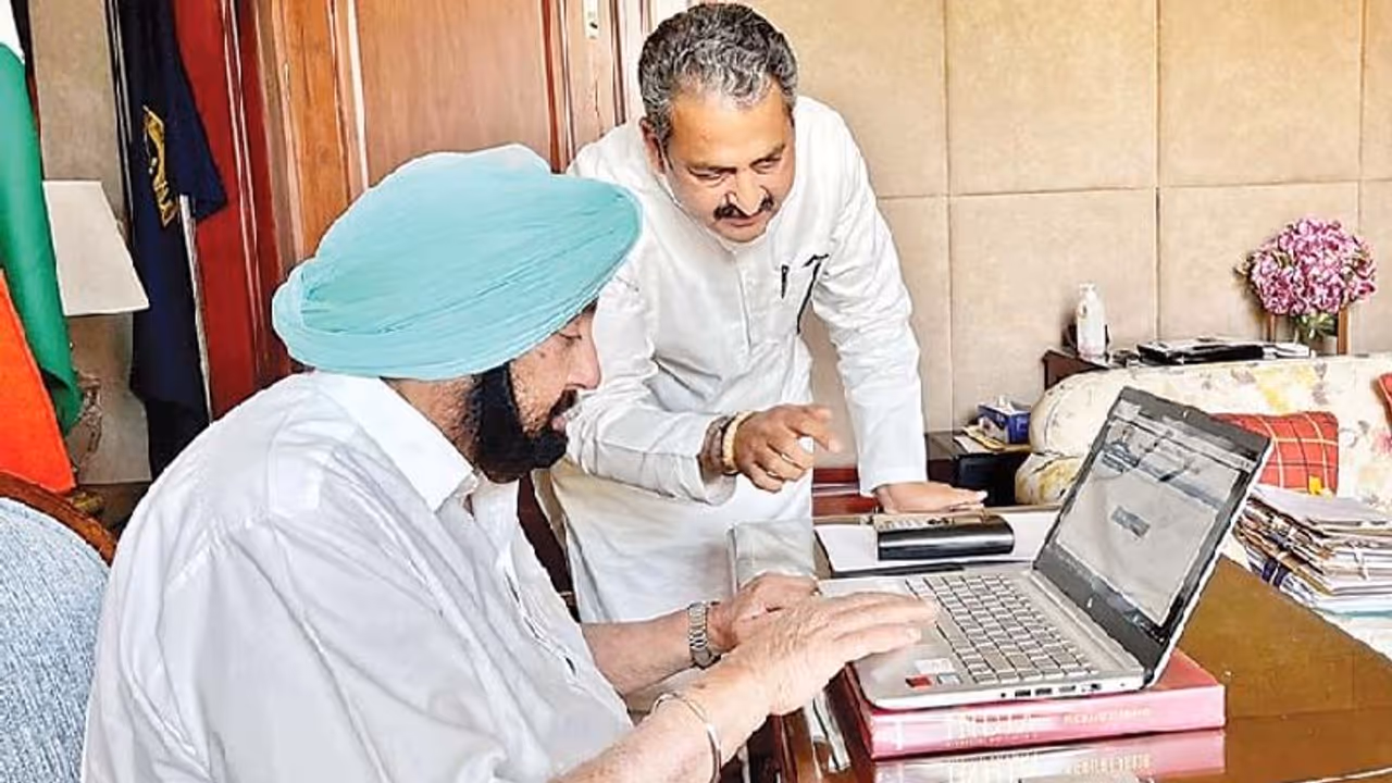 पंजाब में CM कैप्टन के बटन दबाते ही 19905 टीचर हुए इधर से उधर, पहली बार हुआ डिजिटली ट्रांसफर पंजाब में CM कैप्टन के बटन दबाते ही 19905 टीचर हुए इधर से उधर, पहली बार हुआ डिजिटली ट्रांसफर