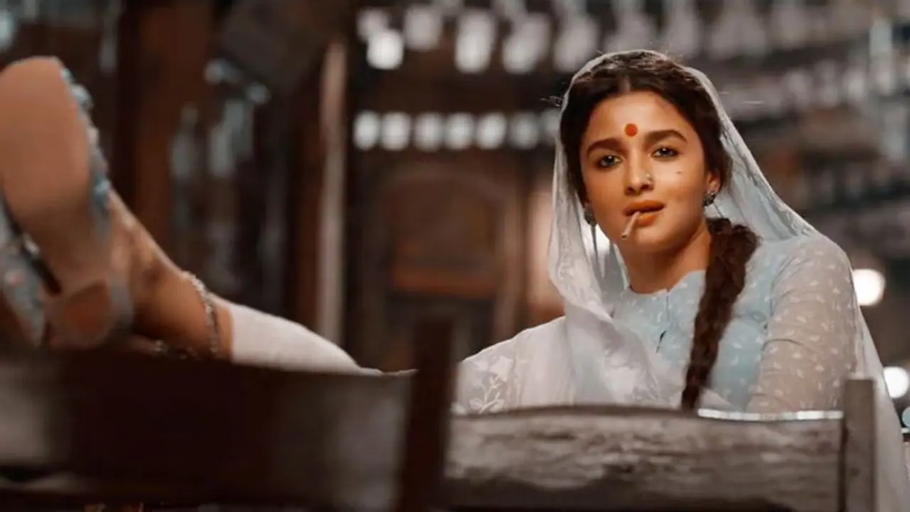 रिलीज से पहले ही विवादों में फंसी आलिया भट्ट की 'गंगूबाई काठियावाड़ी', कोर्ट ने भेजा समन रिलीज से पहले ही विवादों में फंसी आलिया भट्ट की 'गंगूबाई काठियावाड़ी', कोर्ट ने भेजा समन