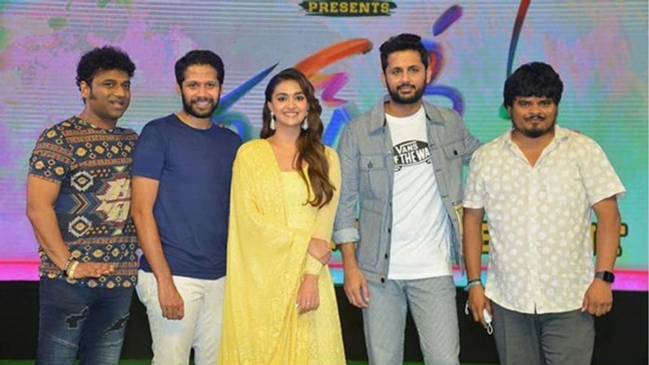 స్టేజిపై దేవిశ్రీప్రసాద్ కు 'సారీ' చెప్పిన ‘రంగ్ దే’ డైరక్టర్ స్టేజిపై దేవిశ్రీప్రసాద్ కు 'సారీ' చెప్పిన ‘రంగ్ దే’ డైరక్టర్