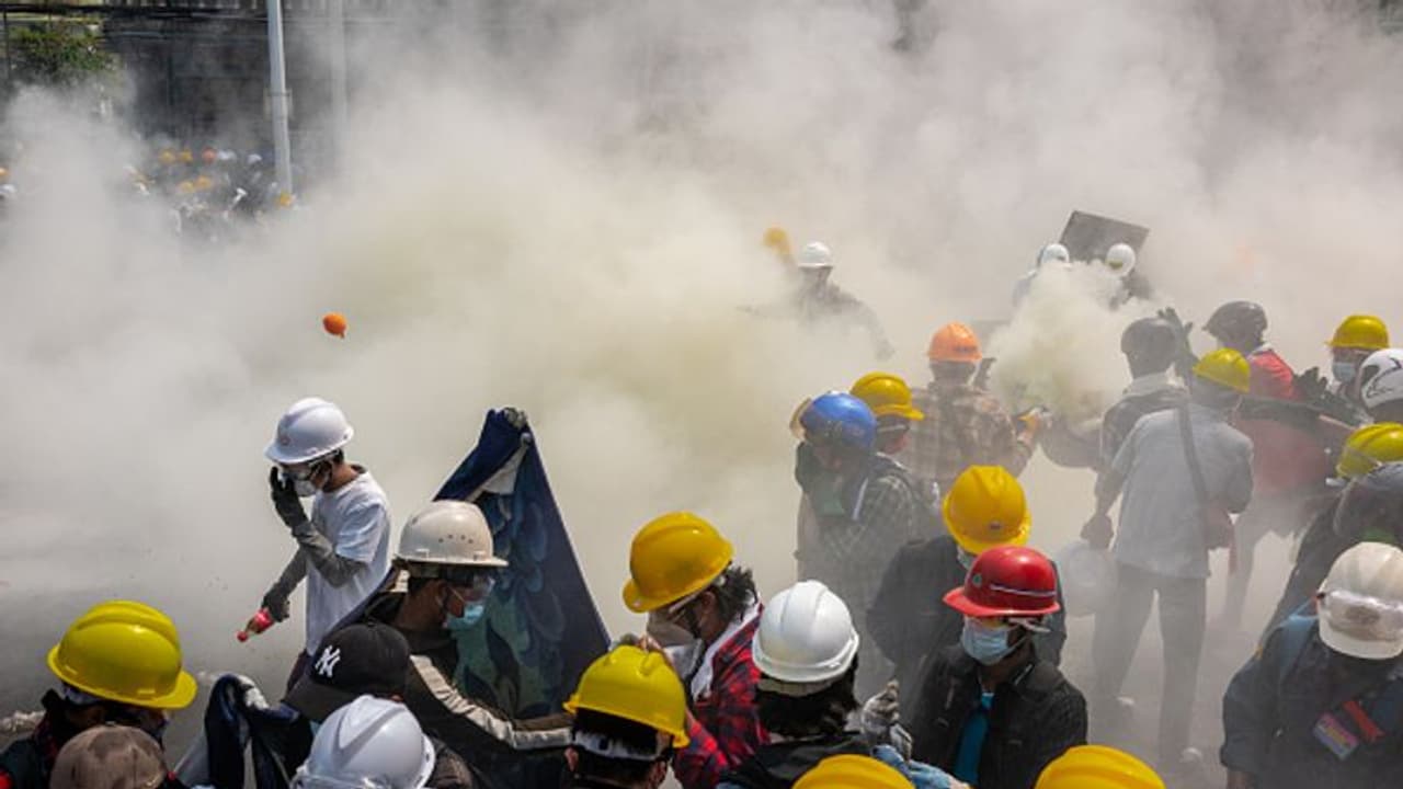 தலையிலோ, முதுகிலோ சுடப்படும் ஆபத்து உள்ளது.. ரத்தவெறி பிடித்து கொக்கரிக்கும் மியான்மர் ராணுவம்.