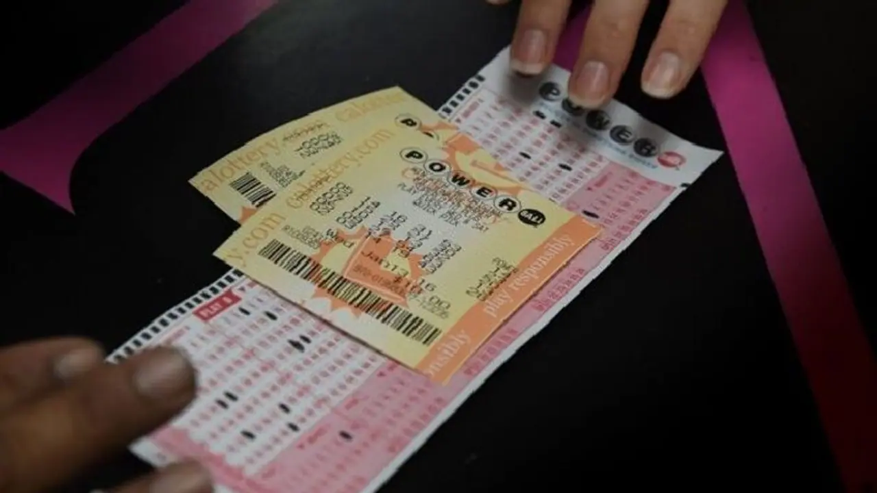 Hawker wins 1Cr লাক বাইচান্স,৩০ টাকার লটারি, হকারি থেকে কোটিপতি বীরুভূমের বাসিন্দা