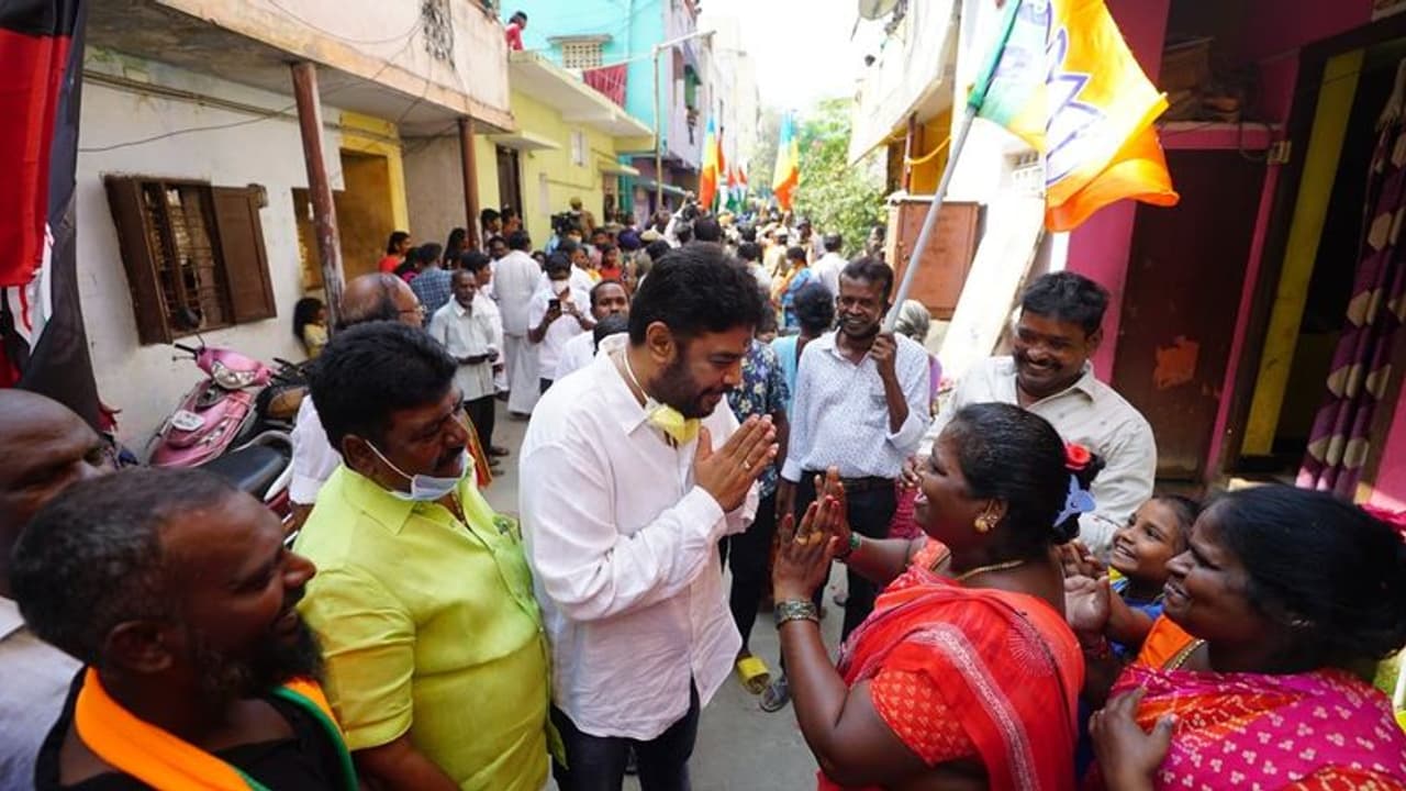 மனைவி குஷ்புவுக்காக மாஸ்காட்ட களத்தில் குதித்த சுந்தர் சி... வீடு வீடாக தீவிர பிரசாரம்! மனைவி குஷ்புவுக்காக மாஸ்காட்ட களத்தில் குதித்த சுந்தர் சி... வீடு வீடாக தீவிர பிரசாரம்!