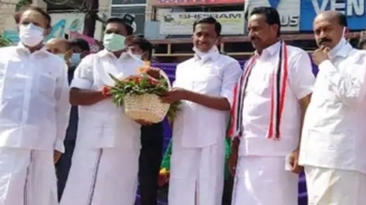 கரூரை தன்வசப்படுத்திய எடப்பாடி, முக்கிய புள்ளியான சின்னசாமி தி.மு.கவிலிருந்து அ.தி.மு.கவில் ஐக்கியம் கரூரை தன்வசப்படுத்திய எடப்பாடி, முக்கிய புள்ளியான சின்னசாமி தி.மு.கவிலிருந்து அ.தி.மு.கவில் ஐக்கியம்