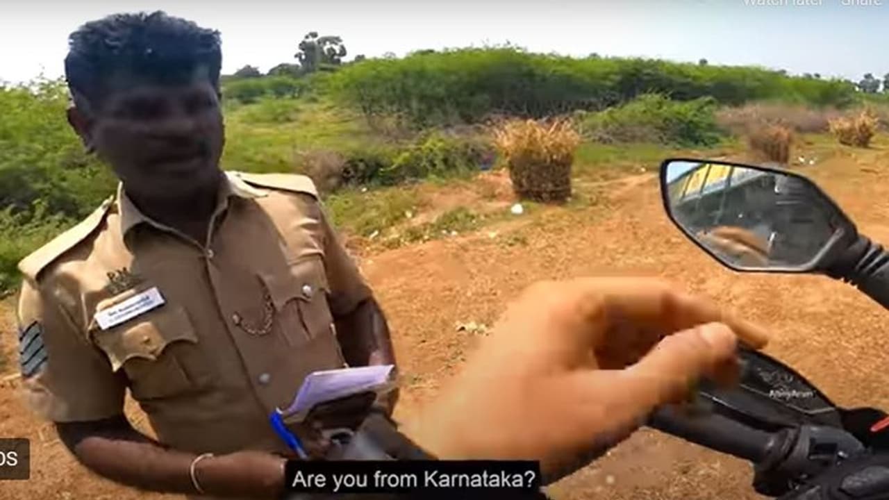 ಕರ್ನಾಟಕ ಸವಾರನ ನಿಲ್ಲಿಸಿದ ತಮಿಳುನಾಡು ಪೊಲೀಸ್; ಕೇಳಿದ್ದು DL, ವಿಮೆ ಅಲ್ಲ, ಹೃದಯಸ್ಪರ್ಶಿ ಘಟನೆ! ಕರ್ನಾಟಕ ಸವಾರನ ನಿಲ್ಲಿಸಿದ ತಮಿಳುನಾಡು ಪೊಲೀಸ್; ಕೇಳಿದ್ದು DL, ವಿಮೆ ಅಲ್ಲ, ಹೃದಯಸ್ಪರ್ಶಿ ಘಟನೆ!