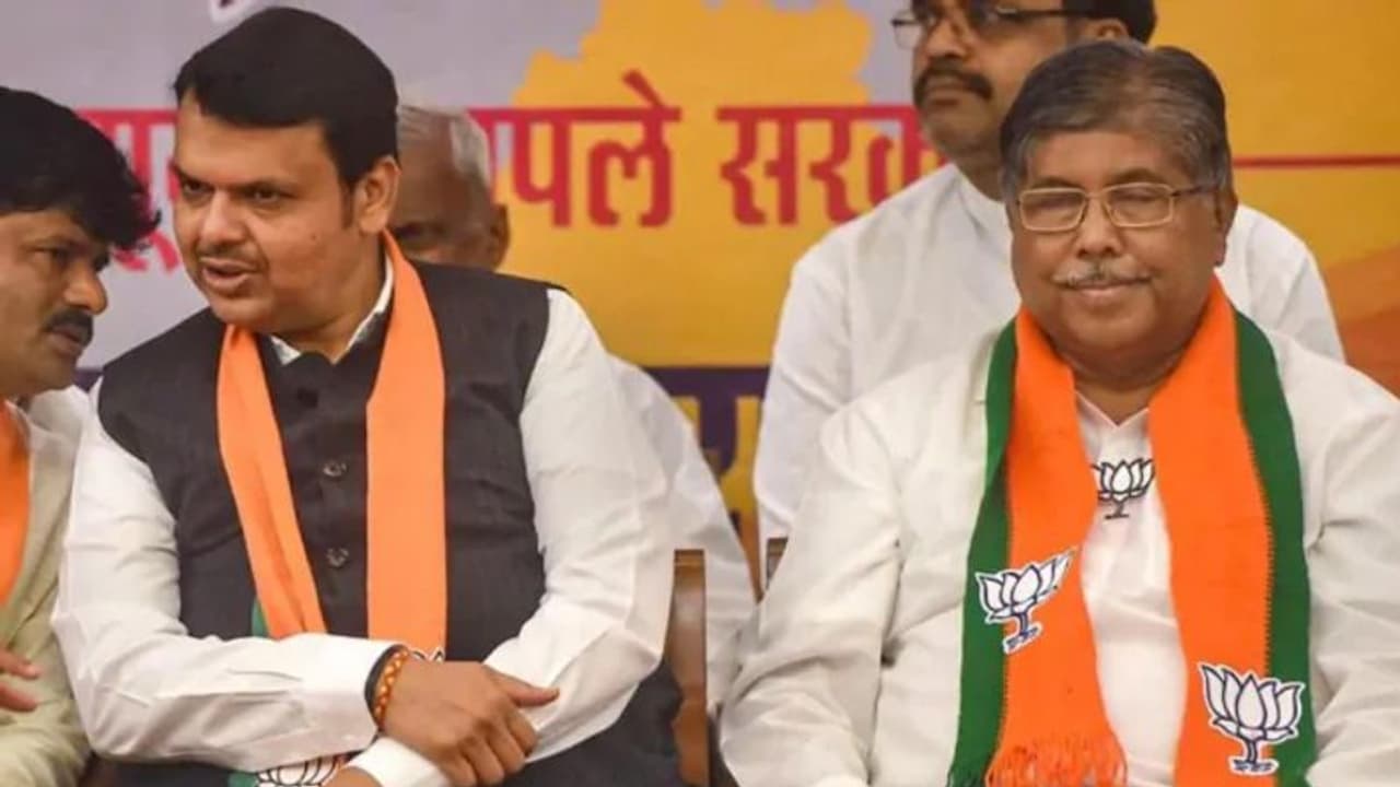 'ഫഡ്നവിസ് ദില്ലിയിലെ നേതാക്കൾക്ക് മധുരം വിതരണം ചെയ്യാൻ പുറപ്പെട്ടു'; പ്രതിസന്ധിക്കിടെ ബിജെപി അധ്യക്ഷൻ 'ഫഡ്നവിസ് ദില്ലിയിലെ നേതാക്കൾക്ക് മധുരം വിതരണം ചെയ്യാൻ പുറപ്പെട്ടു'; പ്രതിസന്ധിക്കിടെ ബിജെപി അധ്യക്ഷൻ