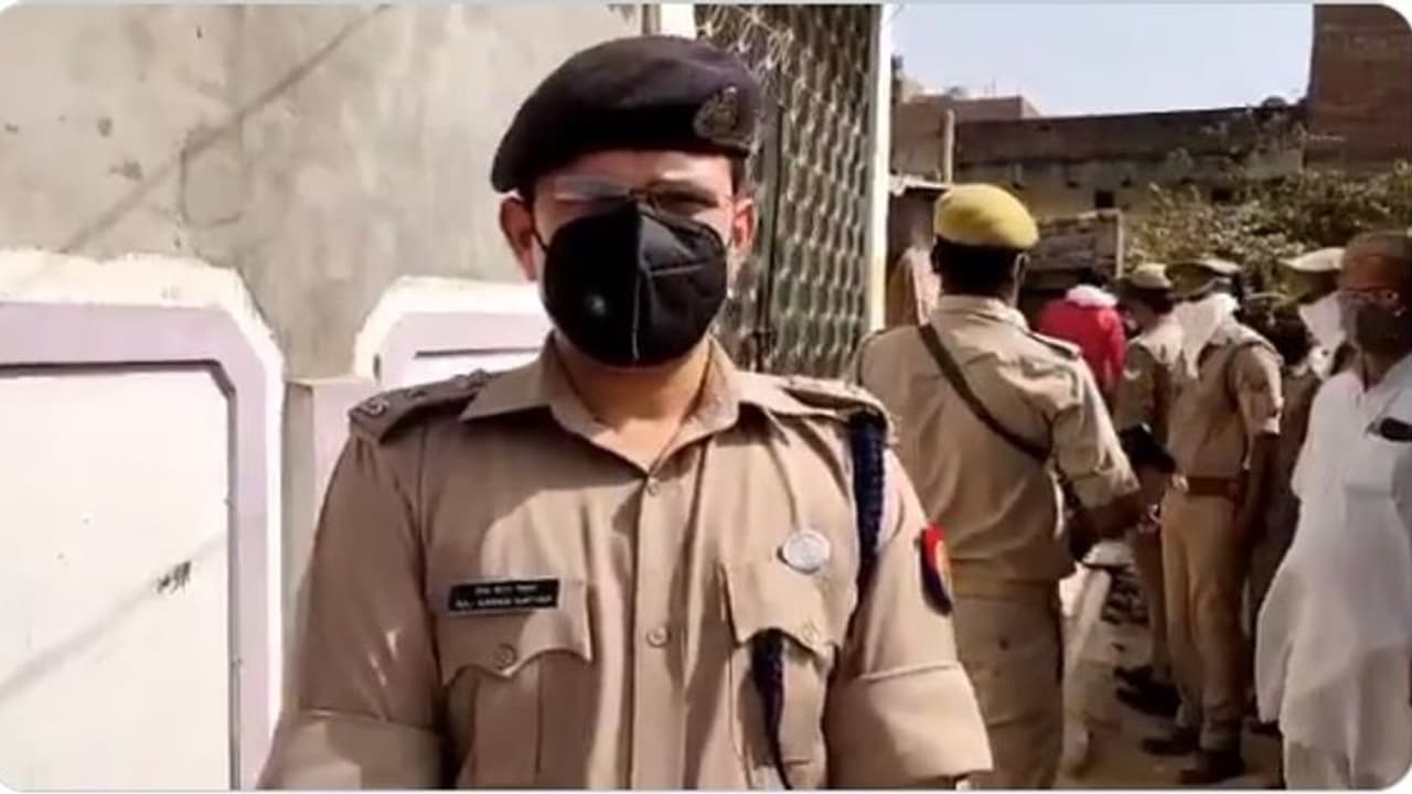 కర్ఫ్యూ పాటించలేదని చితకబాదిన పోలీసులు.. బాలుడి మృతి కర్ఫ్యూ పాటించలేదని చితకబాదిన పోలీసులు.. బాలుడి మృతి