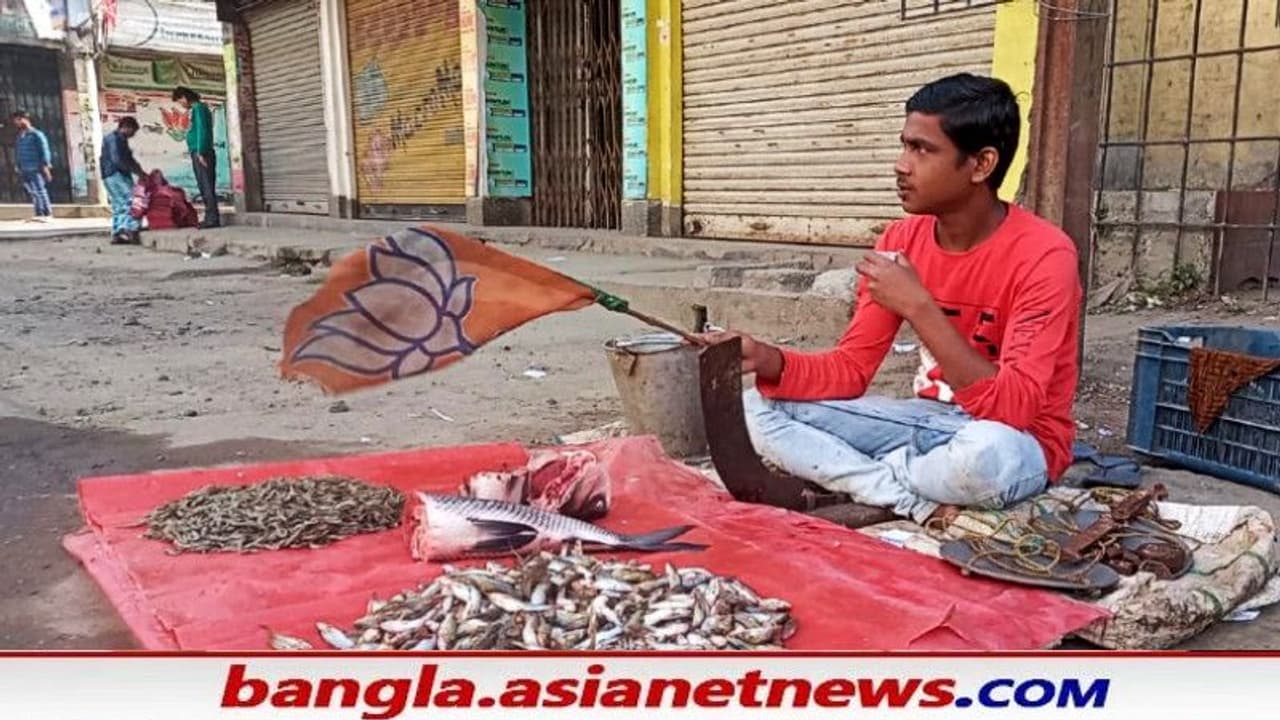 মাছ বিক্রি করতে করতেই অভিনব প্রচার, দৃষ্ঠান্ত স্থাপন করলেন এই মোদী ভক্ত বিজেপি সমর্থক মাছ বিক্রি করতে করতেই অভিনব প্রচার, দৃষ্ঠান্ত স্থাপন করলেন এই মোদী ভক্ত বিজেপি সমর্থক