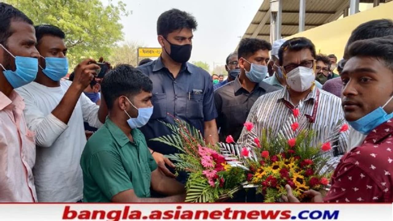 মুর্শিদাবাদে ঝটিকা সফরে পূর্ব রেলের ম্যানেজার, ফুলের মাঝে দাবির চিঠি গুজে মনোজকে উপহার মুর্শিদাবাদে ঝটিকা সফরে পূর্ব রেলের ম্যানেজার, ফুলের মাঝে দাবির চিঠি গুজে মনোজকে উপহার