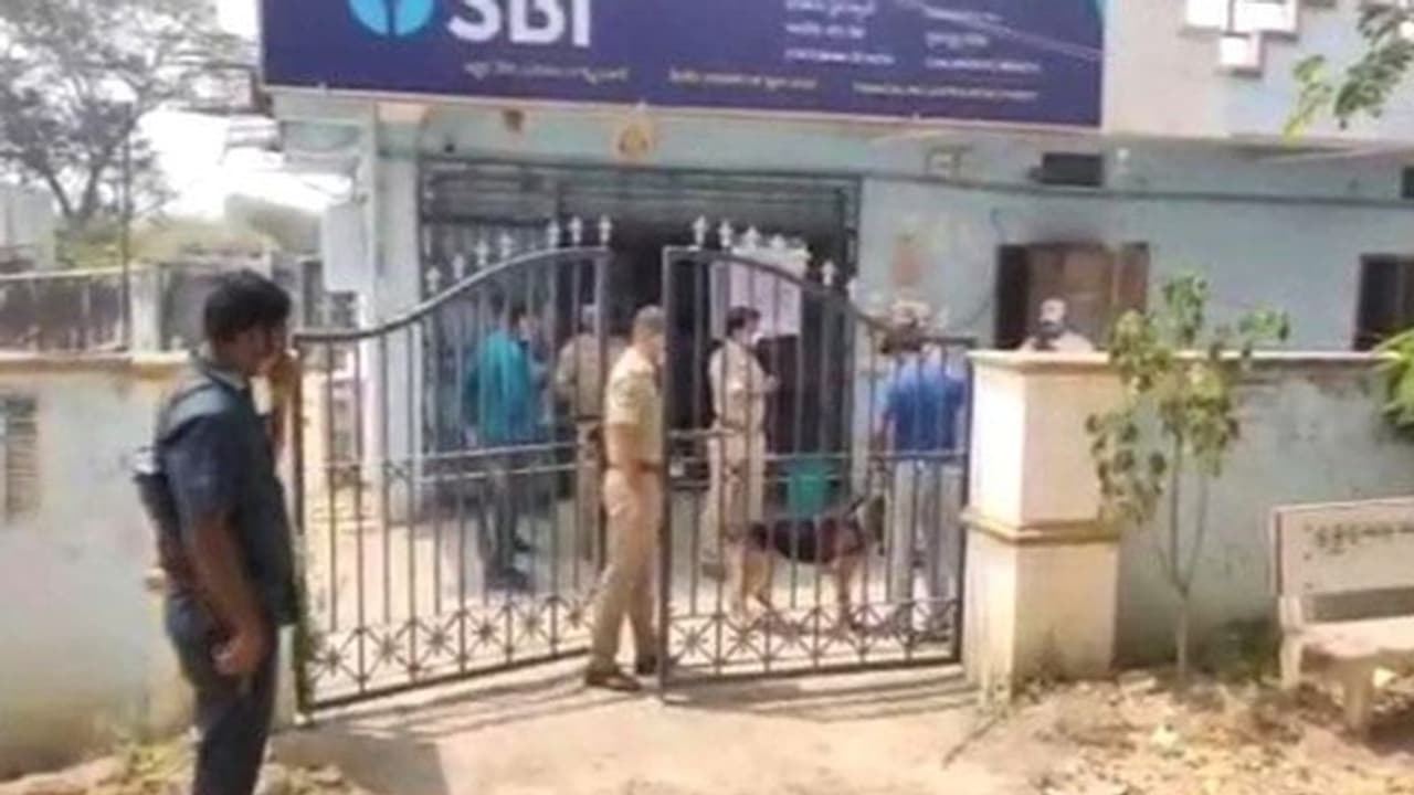 వామన్రావు స్వగ్రామంలో.. బ్యాంక్కు కన్నం: రూ. 3.10 కోట్లు చోరీ, సీసీ ఫుటేజ్ సైతం వామన్రావు స్వగ్రామంలో.. బ్యాంక్కు కన్నం: రూ. 3.10 కోట్లు చోరీ, సీసీ ఫుటేజ్ సైతం