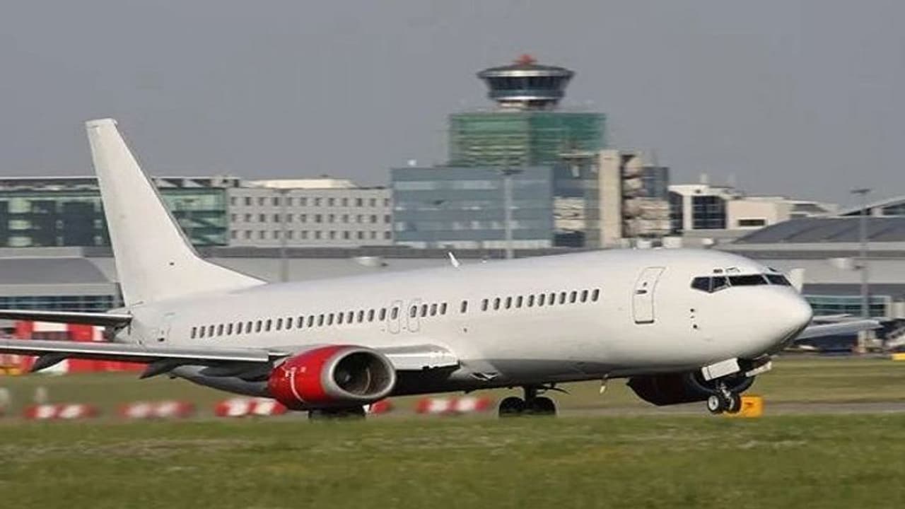 உக்ரைனிலிருந்து இந்தியர்கள் வெளியேறுங்கள்: விமானப் போக்குவரத்தில் கட்டுப்பாடுகள் நீக்கம்: மத்திய அரசு உத்தரவு உக்ரைனிலிருந்து இந்தியர்கள் வெளியேறுங்கள்: விமானப் போக்குவரத்தில் கட்டுப்பாடுகள் நீக்கம்: மத்திய அரசு உத்தரவு