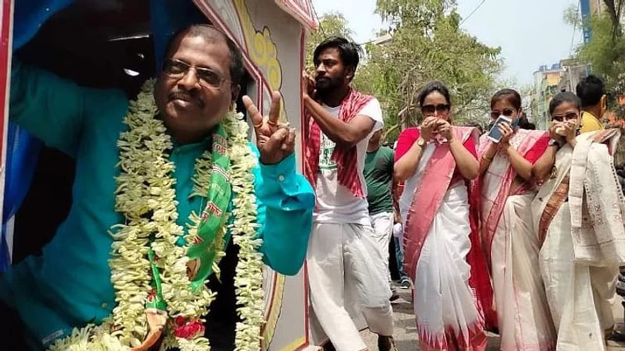 West Bengal Election: पालकी में होके सवार चले रे, ये तो अपने वोटर के द्वार चले रे West Bengal Election: पालकी में होके सवार चले रे, ये तो अपने वोटर के द्वार चले रे