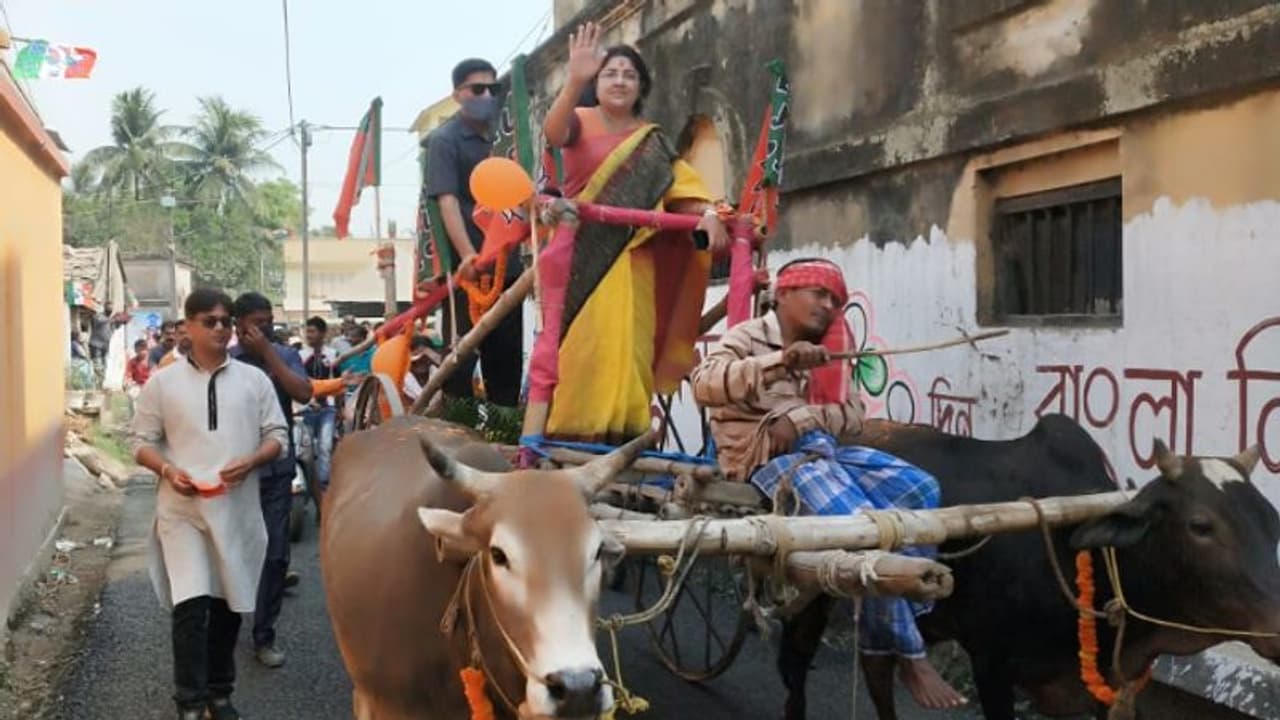 রাস্তা খারাপের প্রতিবাদ, গরুর গাড়িতে প্রচার সারলেন লকেট চট্টোপাধ্যায় রাস্তা খারাপের প্রতিবাদ, গরুর গাড়িতে প্রচার সারলেন লকেট চট্টোপাধ্যায়