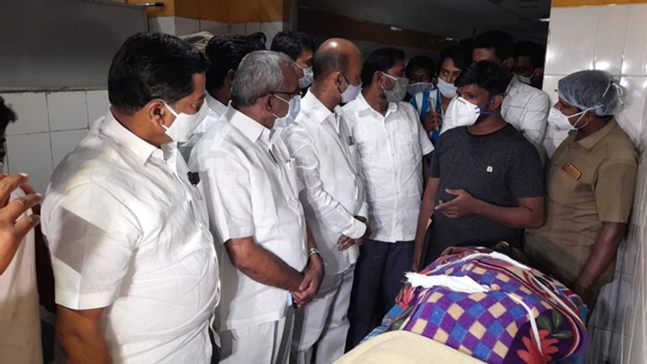 సూర్యాపేట ఘటనలో ఒకరి మృతి.. బాధితుల్ని పరామర్శించిన బండి సంజయ్ సూర్యాపేట ఘటనలో ఒకరి మృతి.. బాధితుల్ని పరామర్శించిన బండి సంజయ్