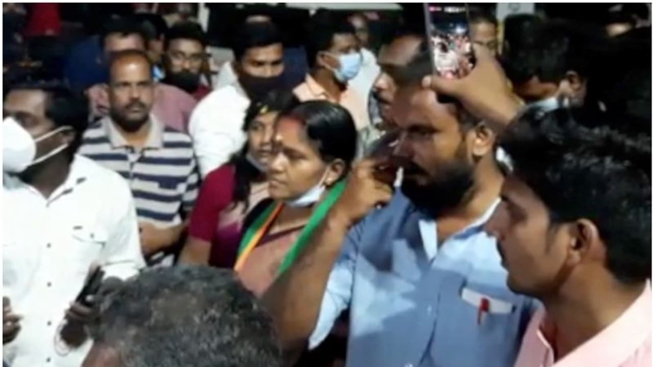 കഴക്കൂട്ടത്ത് സിപിഎം ബിജെപി സംഘര്ഷം; കുത്തിയിരുന്ന് പ്രതിഷേധിച്ച് ശോഭ സുരേന്ദ്രന് കഴക്കൂട്ടത്ത് സിപിഎം ബിജെപി സംഘര്ഷം; കുത്തിയിരുന്ന് പ്രതിഷേധിച്ച് ശോഭ സുരേന്ദ്രന്