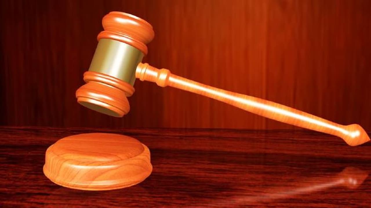 പുരോഹിതൻ അൾത്താരയിൽ സ്ത്രീകളുമായി ലൈംഗികബന്ധത്തിൽ ഏർപ്പെട്ട കേസ്, അശ്ലീലകുറ്റങ്ങൾ ഒഴിവാക്കി പുരോഹിതൻ അൾത്താരയിൽ സ്ത്രീകളുമായി ലൈംഗികബന്ധത്തിൽ ഏർപ്പെട്ട കേസ്, അശ്ലീലകുറ്റങ്ങൾ ഒഴിവാക്കി