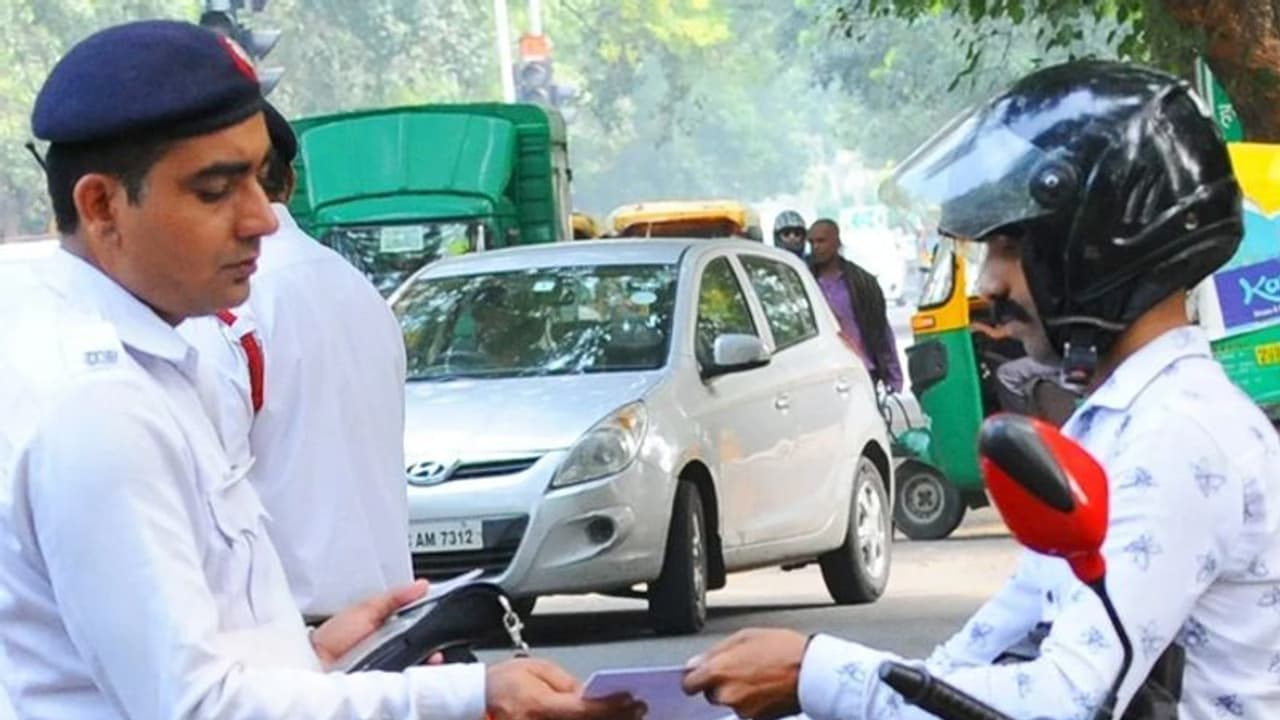 ബസ് പാതകളിലെ പാർക്കിംഗ്, ദില്ലിയിൽ വലിച്ചുനീക്കിയത് ഇത്രയും വാഹനങ്ങൾ ബസ് പാതകളിലെ പാർക്കിംഗ്, ദില്ലിയിൽ വലിച്ചുനീക്കിയത് ഇത്രയും വാഹനങ്ങൾ