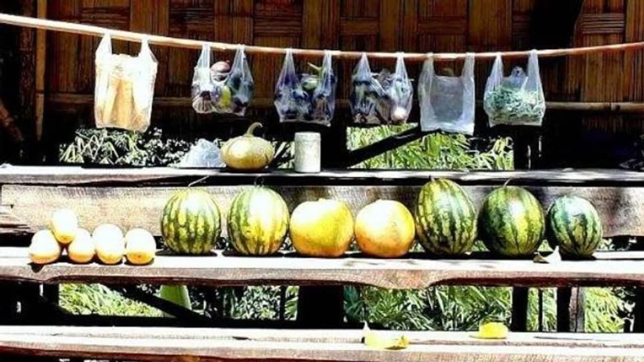 ഈ കടകളിൽ കടക്കാരില്ല, കച്ചവടമെല്ലാം വിശ്വാസത്തിന്റെ പുറത്താണ്! ഈ കടകളിൽ കടക്കാരില്ല, കച്ചവടമെല്ലാം വിശ്വാസത്തിന്റെ പുറത്താണ്!