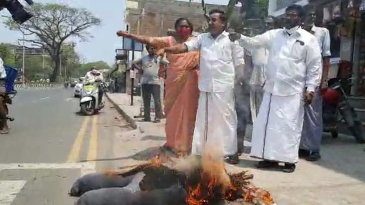 ஆ.ராசாவின் உருவபொம்மையை எரித்து போராட்டம்.. பகிரங்க மன்னிப்பு கேட்கும் வரை தொடரும் என எச்சரிக்கை.