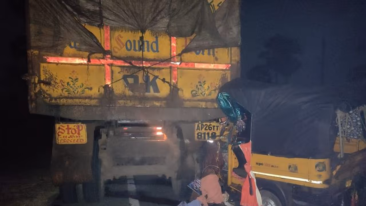 టిప్పర్ లారీని ఢీకొన్న కూలీల ఆటో... ముగ్గురు దుర్మరణం, 9మందికి గాయాలు