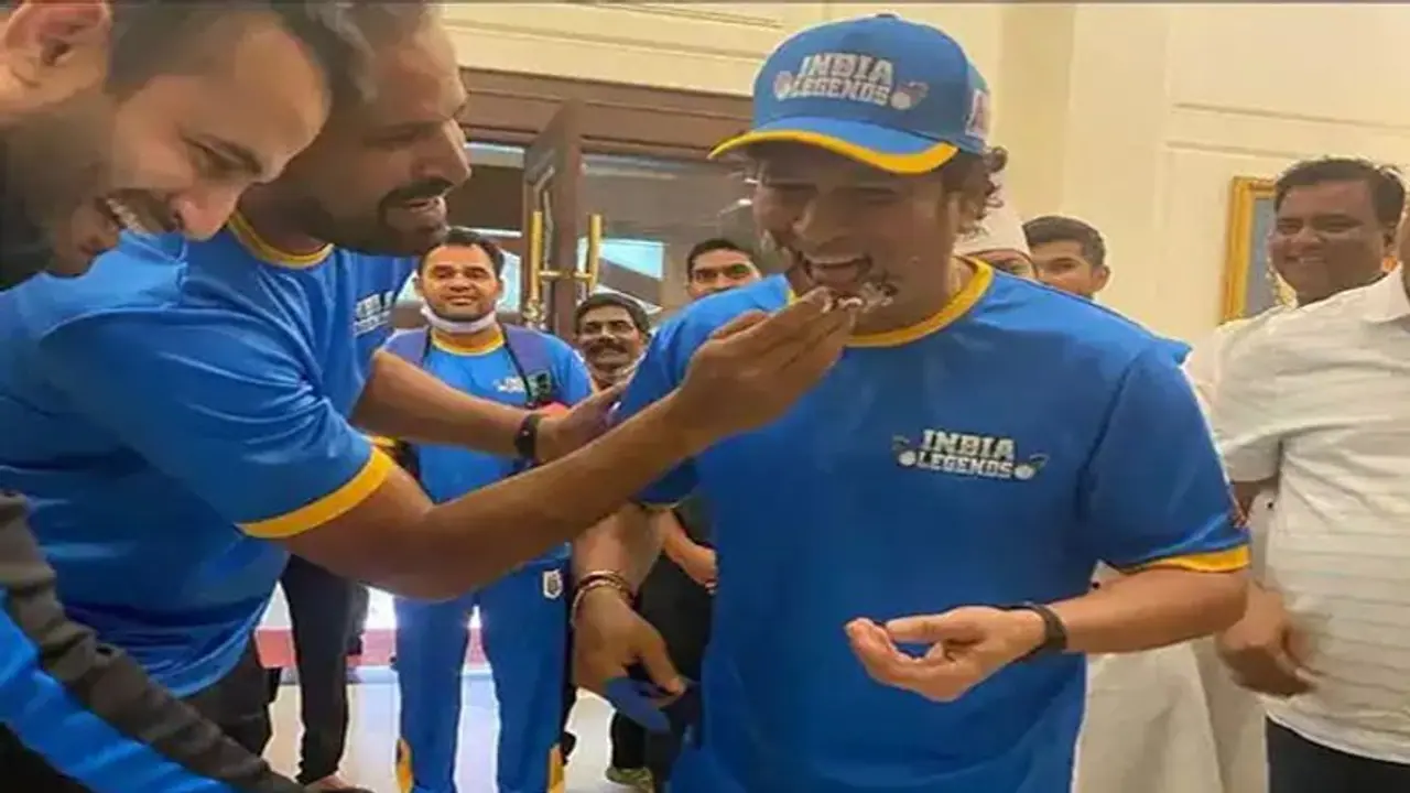 क्रिकेट में हुई कोरोना के एंट्री, सचिन के बाद ये दिग्गज खिलाड़ी भी हुए संक्रमित क्रिकेट में हुई कोरोना के एंट्री, सचिन के बाद ये दिग्गज खिलाड़ी भी हुए संक्रमित