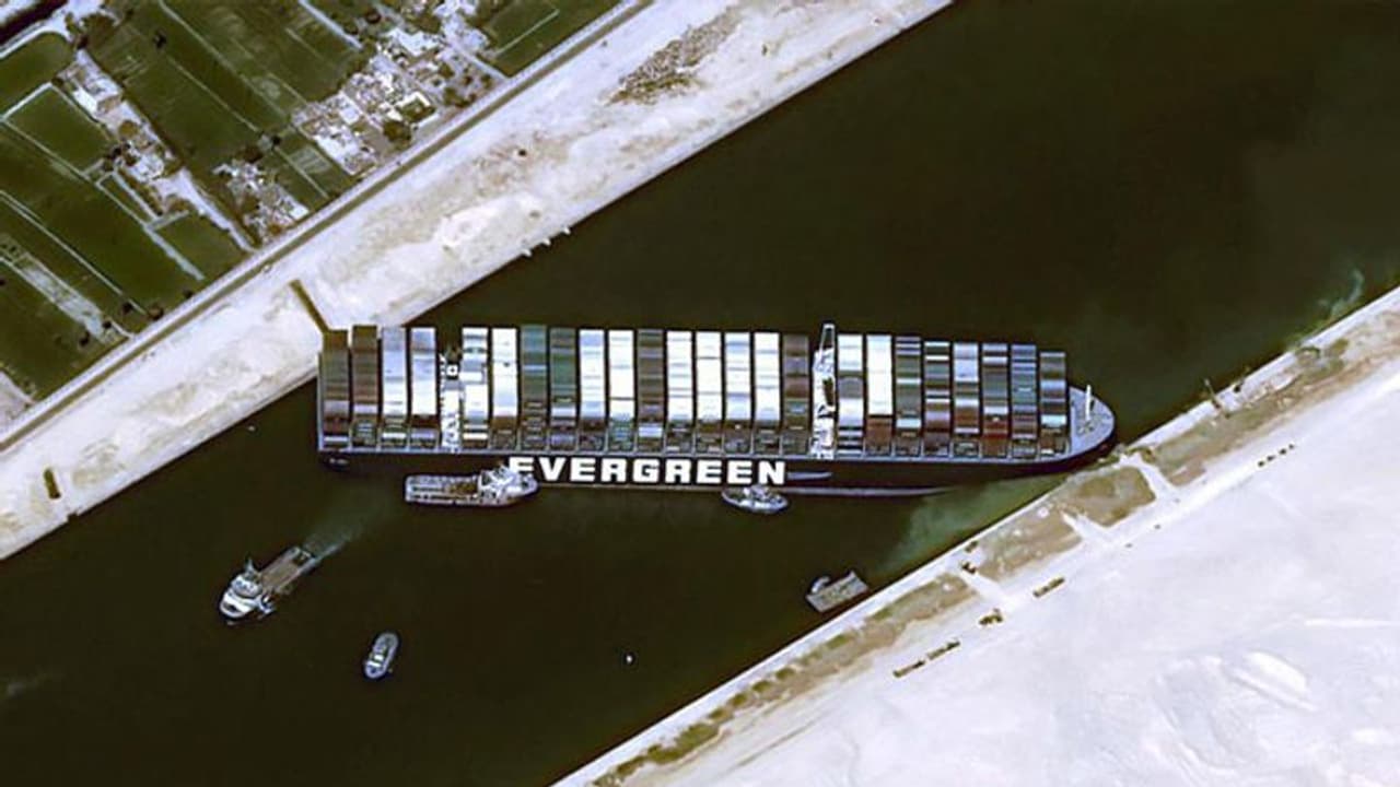 সুয়েজ খালে ৬ দিন ধরে আটকে জাহাজ, বিশ্বের অন্যতম খালে বাড়ছে ট্রাফিক জ্যাম সুয়েজ খালে ৬ দিন ধরে আটকে জাহাজ, বিশ্বের অন্যতম খালে বাড়ছে ট্রাফিক জ্যাম