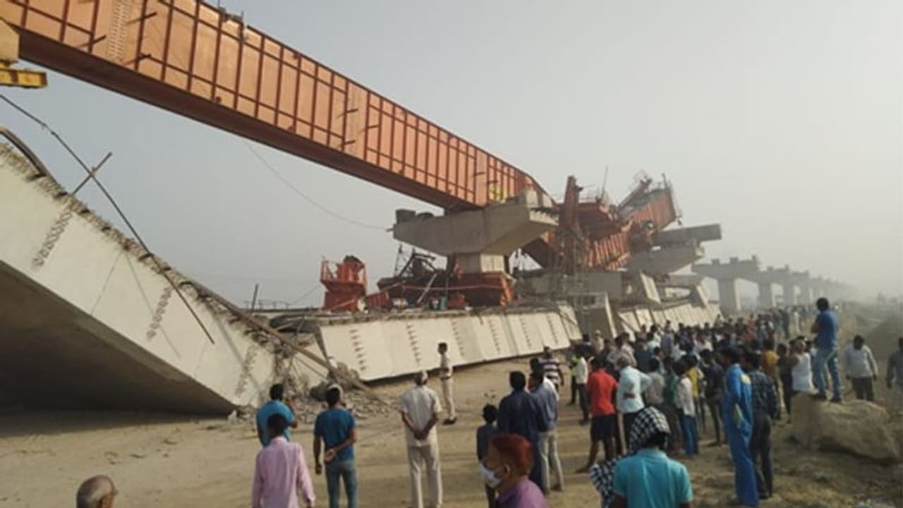 गुरुग्राम में निर्माणाधीन फ्लाईओवर का 250 मीटर हिस्सा गिरा, तीन मजदूर घायल, आ गई थी दरार गुरुग्राम में निर्माणाधीन फ्लाईओवर का 250 मीटर हिस्सा गिरा, तीन मजदूर घायल, आ गई थी दरार