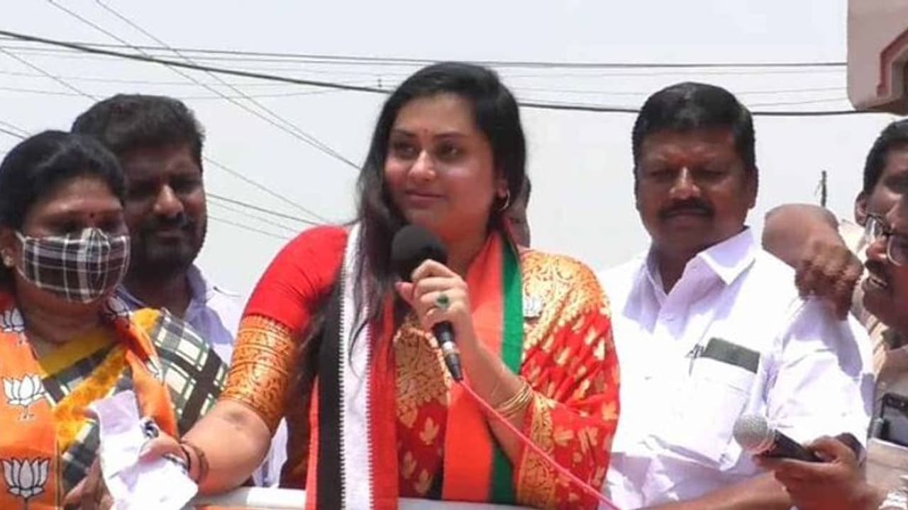 ‘ஆண்கள் சந்தோஷப்படப்போறாங்க’... டாக்டர் சரவணனுக்கு ஆதரவாக ‘மச்சான்ஸ்’ நமீதா பரப்புரை!