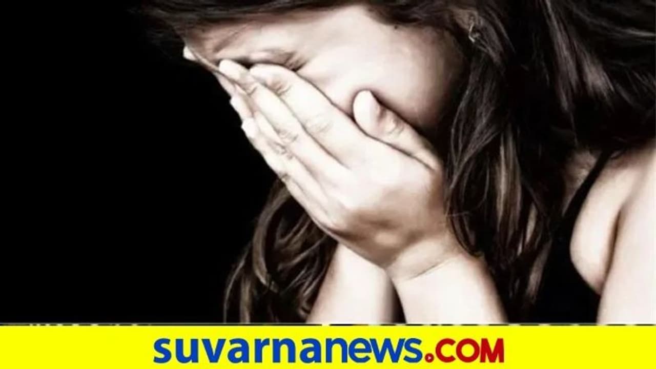 ಹೋಳಿ ಆಡಿ ಬರುತ್ತಿದ್ದ ಬಾಲಕಿಯ ಬಟ್ಟೆ ಹರಿದ ಕಿರಾತಕರು ಹೋಳಿ ಆಡಿ ಬರುತ್ತಿದ್ದ ಬಾಲಕಿಯ ಬಟ್ಟೆ ಹರಿದ ಕಿರಾತಕರು