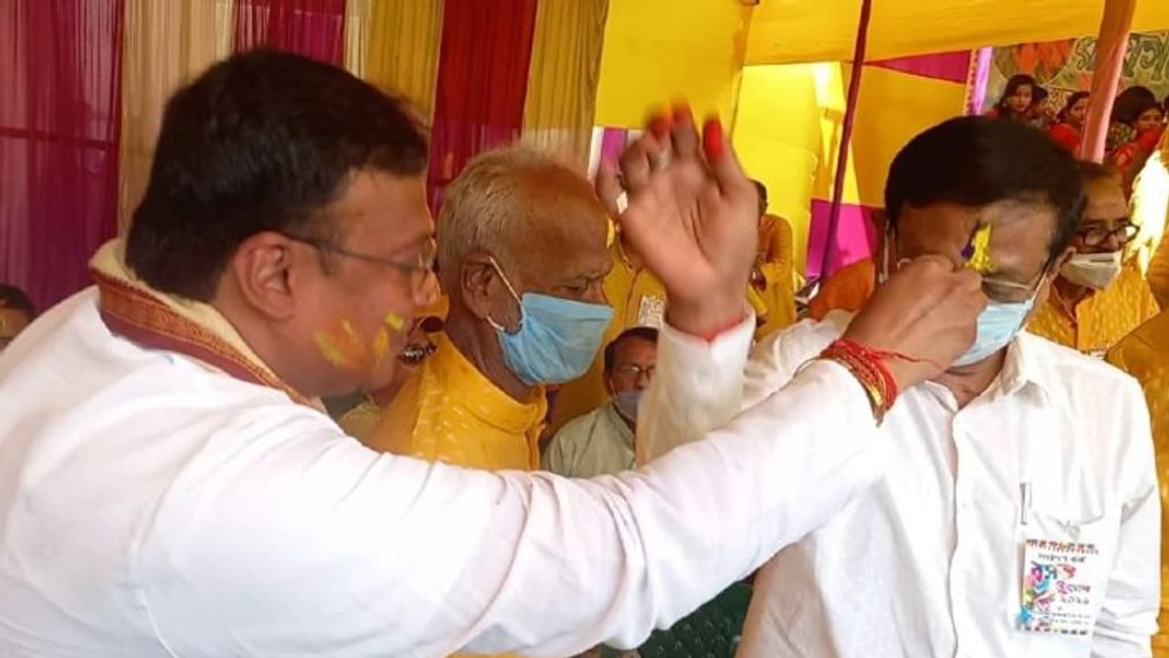 আজ মুলতুবি ভোটের লড়াই, পরস্পরকে রঙিন করে তুলে সৌহার্দ্যের বার্তা রায়গঞ্জের রাজনীতি ময়দানে আজ মুলতুবি ভোটের লড়াই, পরস্পরকে রঙিন করে তুলে সৌহার্দ্যের বার্তা রায়গঞ্জের রাজনীতি ময়দানে