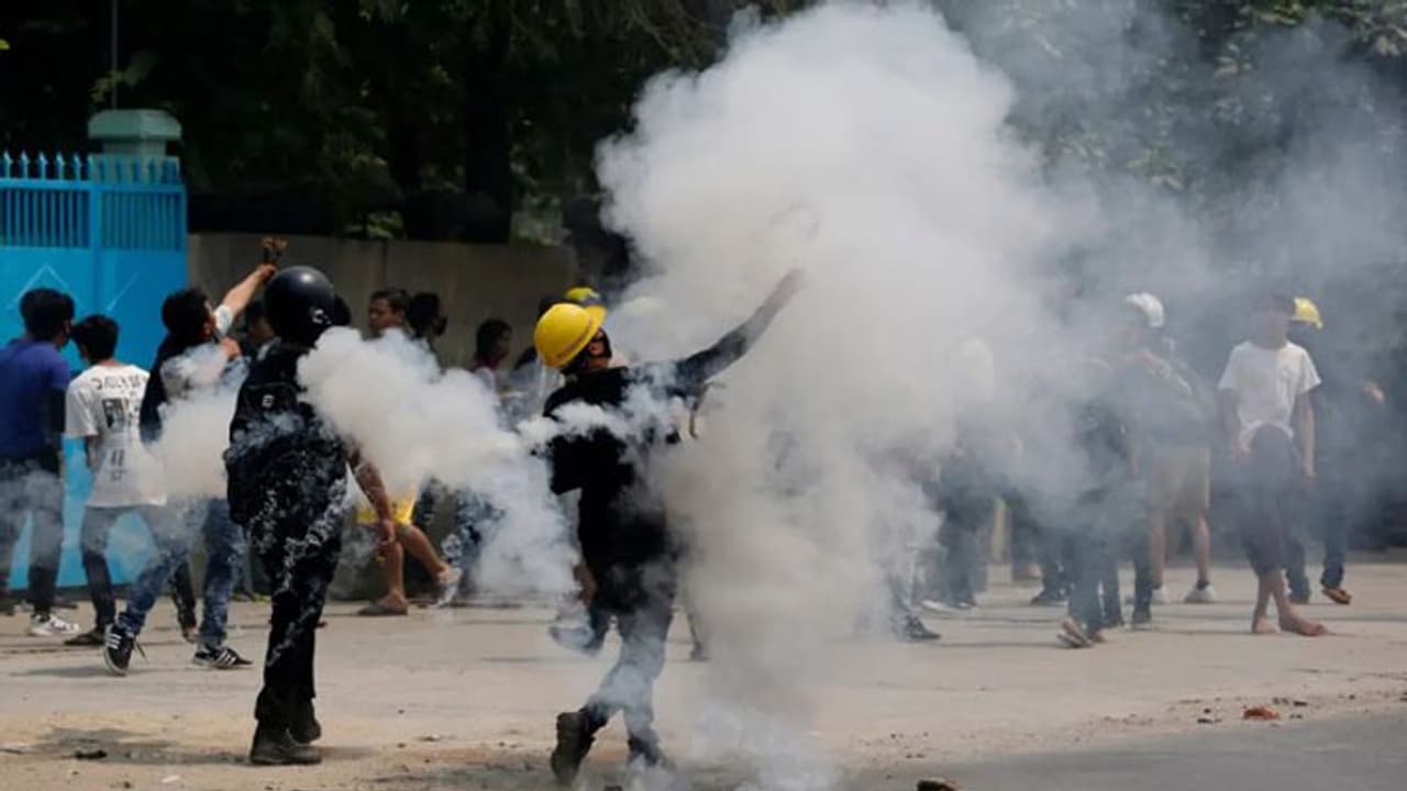 MyanmarGenocide: सैन्य अत्याचार चरम पर, पांच बच्चों समेत 11 लोगों को सैनिकों ने हाथ बांधकर जिंदा जलाया MyanmarGenocide: सैन्य अत्याचार चरम पर, पांच बच्चों समेत 11 लोगों को सैनिकों ने हाथ बांधकर जिंदा जलाया