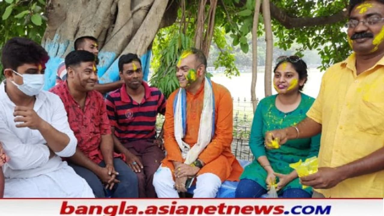 দোল উৎসবে শামিল বহরমপুরের তৃণমূল প্রার্থী, জোড়া ফুলের বিজয়ে সবুজ আবির ওড়ানোর অঙ্গীকার