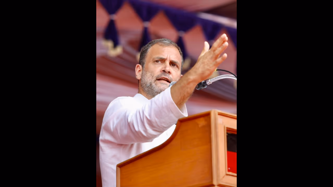 ஒற்றை தேசம் தேவையில்லை... அதிமுக மாஸ்க் அணிந்து செயல்படுகிறது... சேலத்தில் ராகுல் காந்தி பேச்சு! ஒற்றை தேசம் தேவையில்லை... அதிமுக மாஸ்க் அணிந்து செயல்படுகிறது... சேலத்தில் ராகுல் காந்தி பேச்சு!