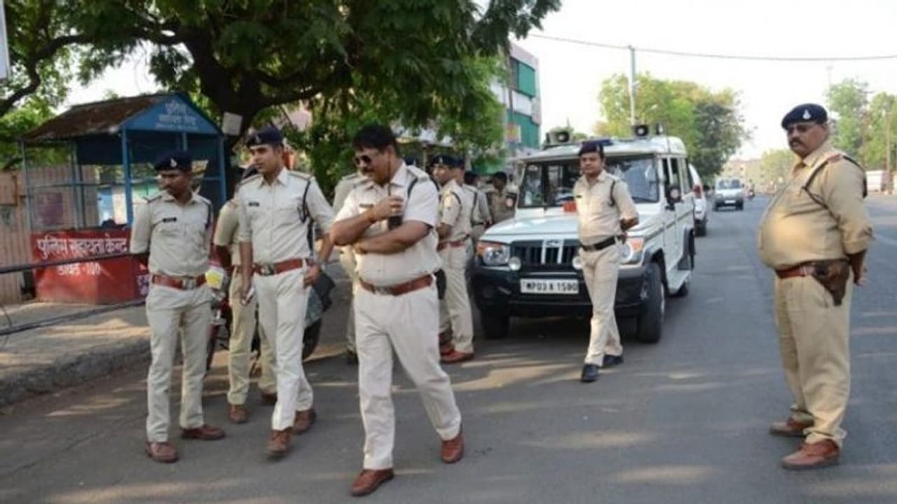 होली पर भोपाल में लॉकडाउन: छावनी बनी राजधानी, चप्पे चप्पे पर तैनात पुलिस..CCTV और ड्रोन से निगरानी होली पर भोपाल में लॉकडाउन: छावनी बनी राजधानी, चप्पे चप्पे पर तैनात पुलिस..CCTV और ड्रोन से निगरानी