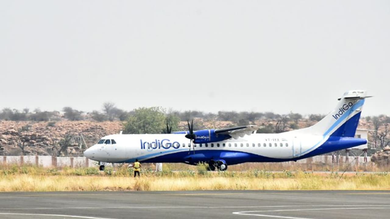 కర్నూలు ఎయిర్పోర్ట్: తొలి విమానం ఎగిరిందోచ్... ఫ్లైట్ నడిపింది ఎవరో తెలుసా..? కర్నూలు ఎయిర్పోర్ట్: తొలి విమానం ఎగిరిందోచ్... ఫ్లైట్ నడిపింది ఎవరో తెలుసా..?